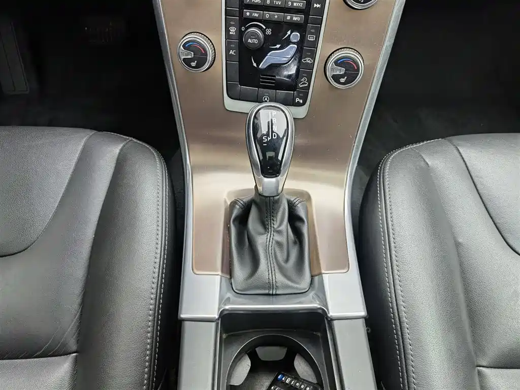 Volvo XC60 2017 — фото 13