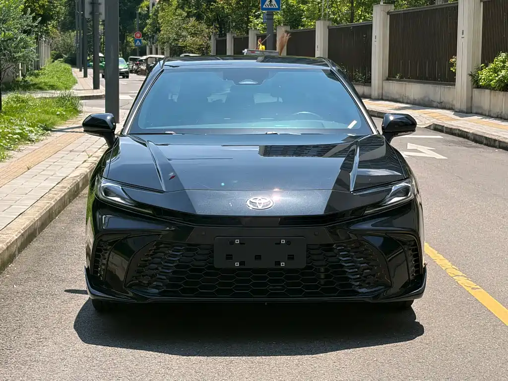 Toyota Camry 2025 — фото 2