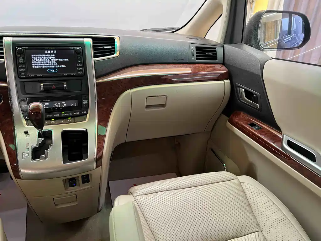 Toyota Alphard 2010 — фото 19