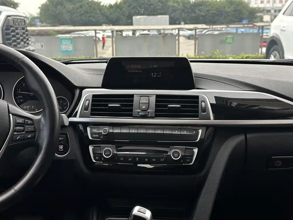 BMW 3 Series 2018 — фото 16