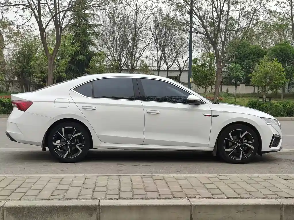 Skoda Octavia 2022 — фото 9