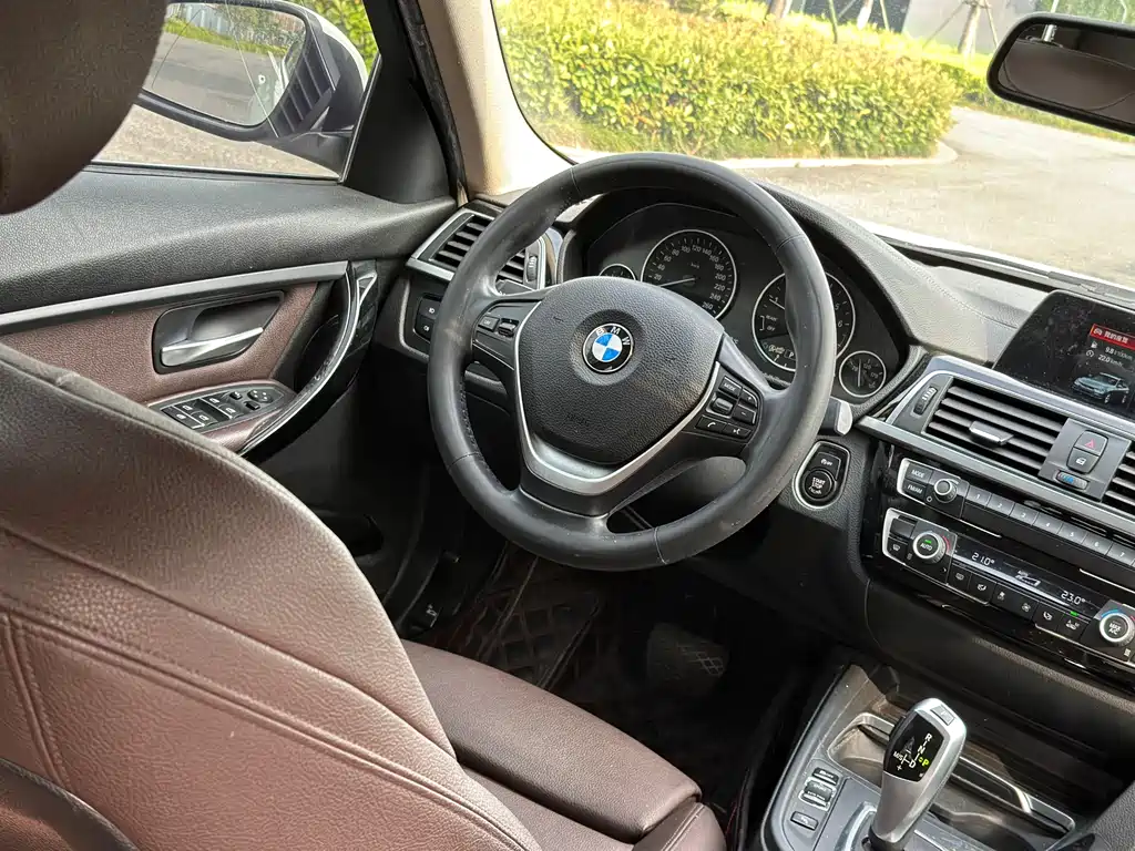 BMW 3 Series 2018 — фото 13