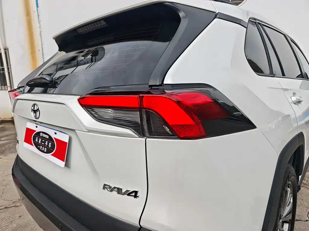 Toyota RAV4 2024 — фото 8