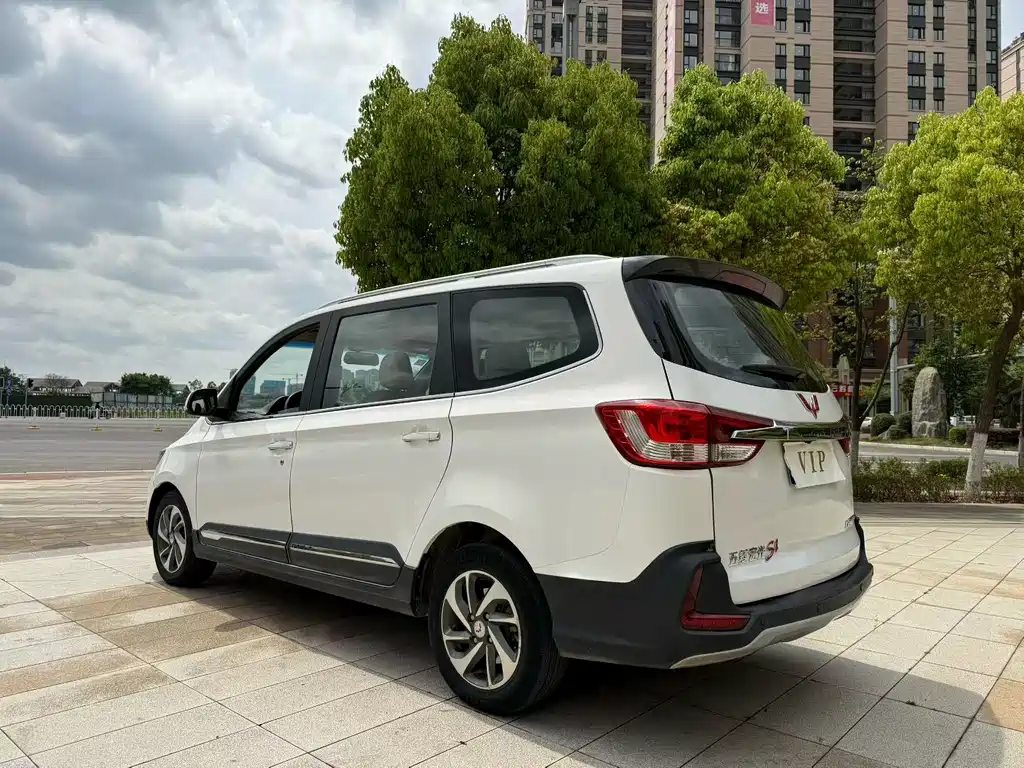 Wuling Hongguang 2017 — фото 9