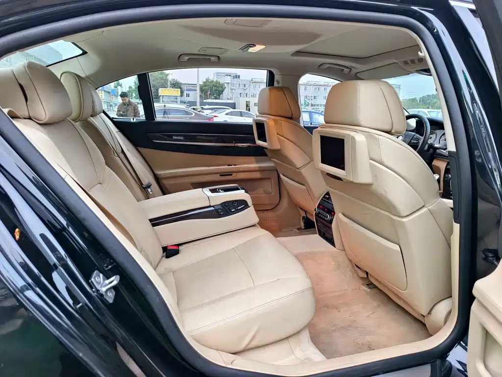 BMW 7 Series 2011 — фото 16