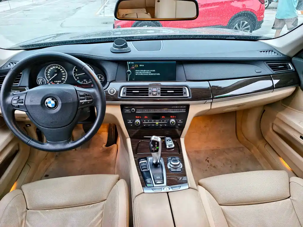 BMW 7 Series 2011 — фото 12