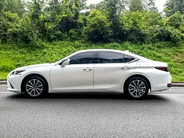 Lexus ES 2024