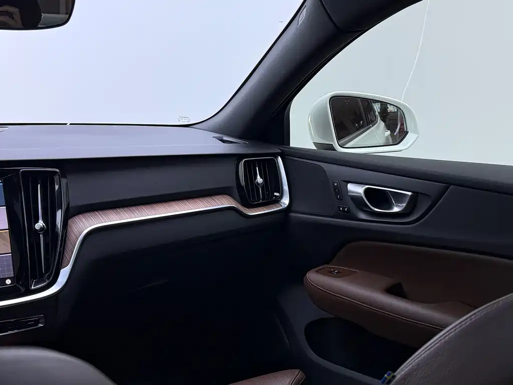 Volvo S60 2023 — фото 19