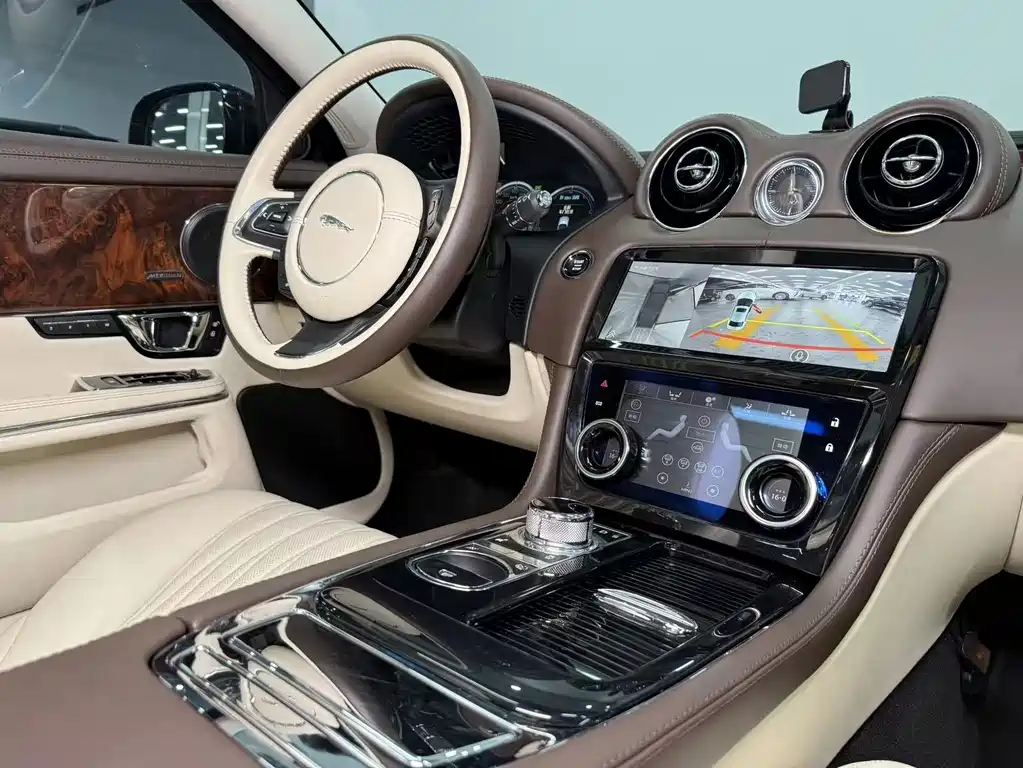 Jaguar XJ 2015 — фото 13