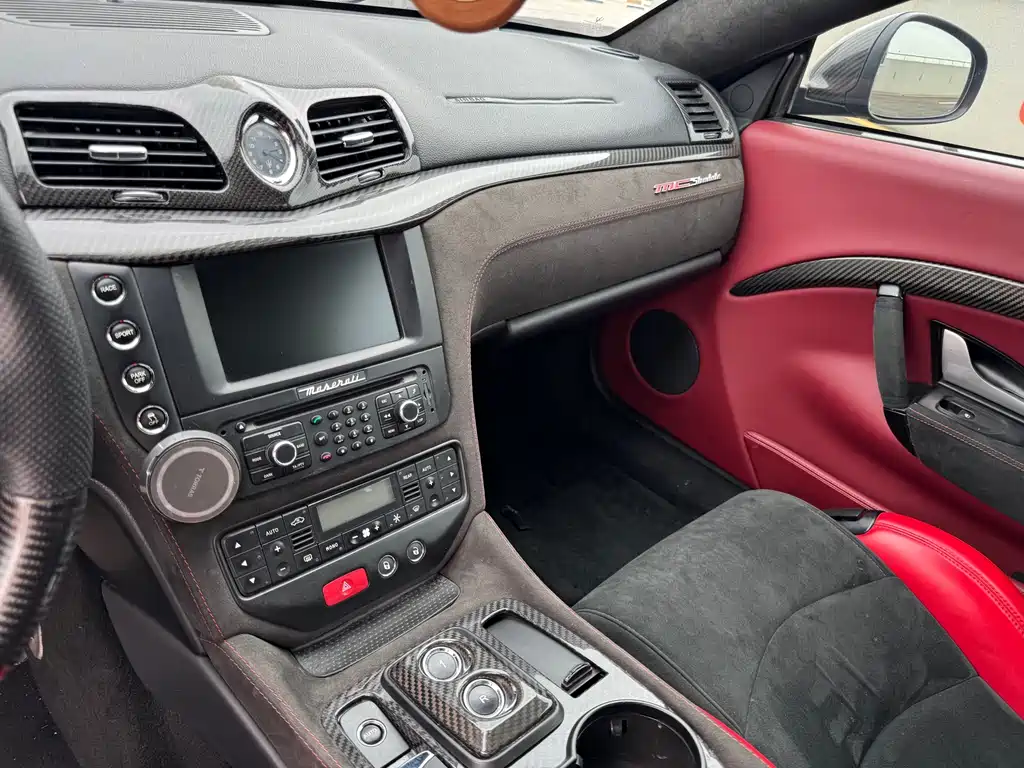Maserati GranTurismo 2015 — фото 14