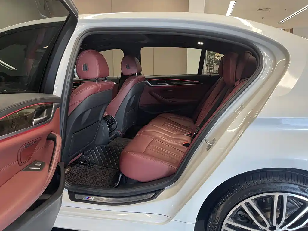 BMW 5 Series 2018 — фото 18