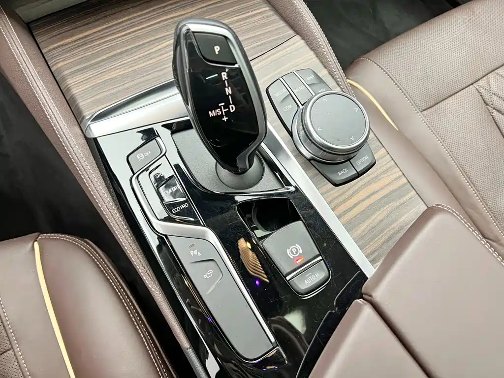 BMW 5 Series 2019 — фото 18