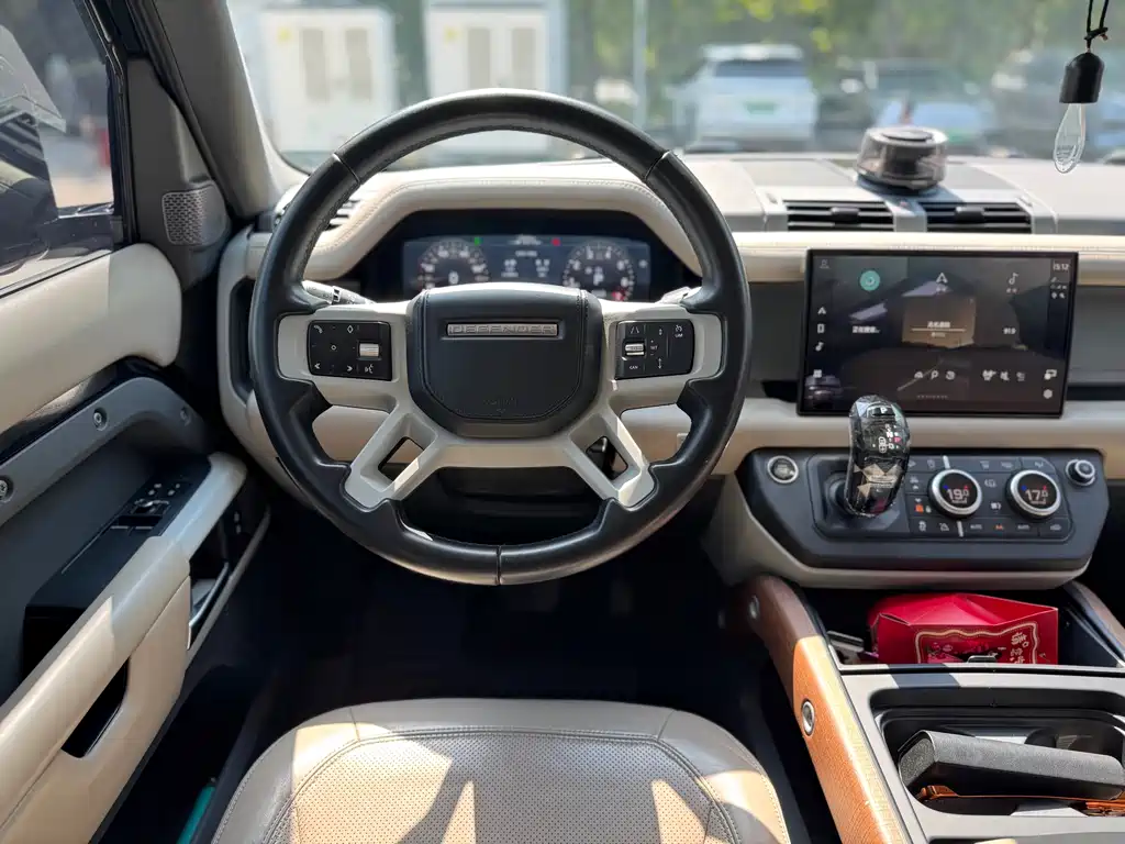 Land Rover Defender 2022