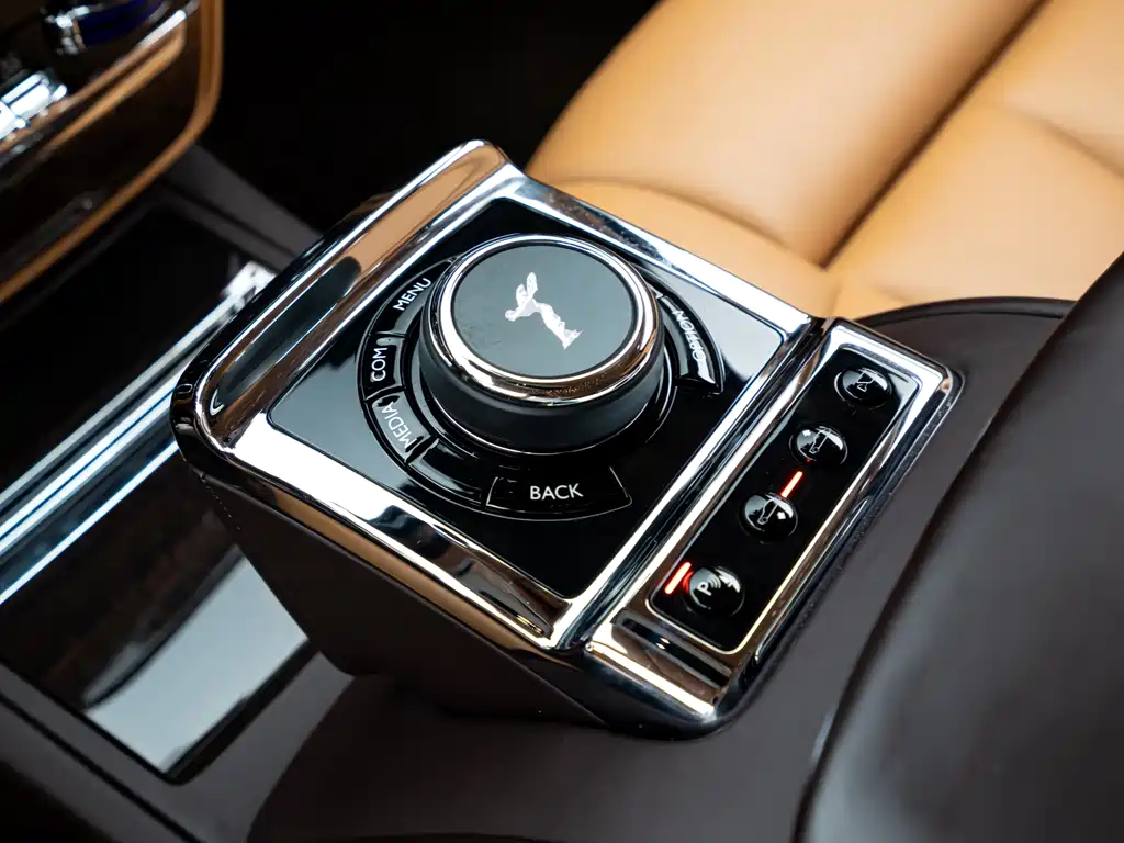 Rolls-Royce Phantom 2018 — фото 12
