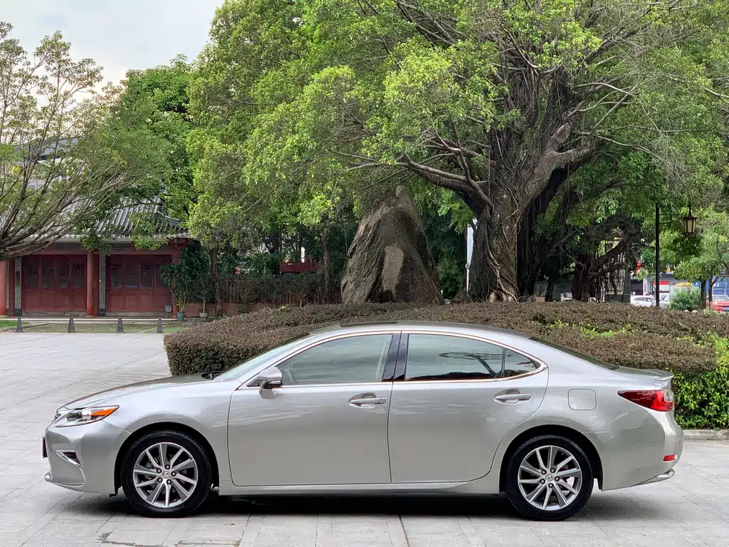 Lexus ES 2017 — фото 13