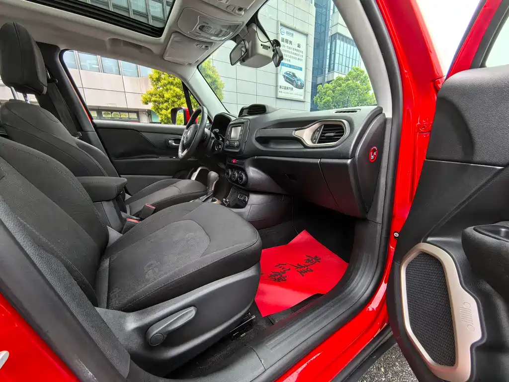 Jeep Renegade 2018 — фото 10