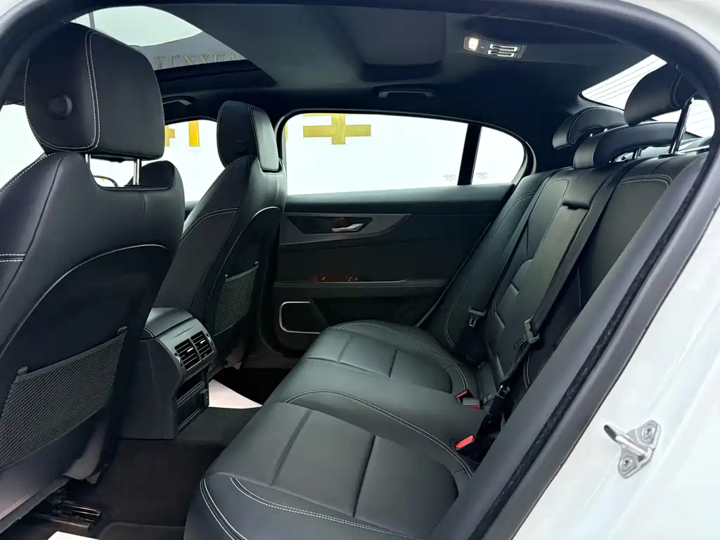 Jaguar XEL 2023 — фото 13