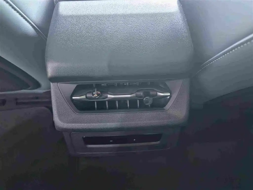 Audi Q6L E-Tron 2025 — фото 11