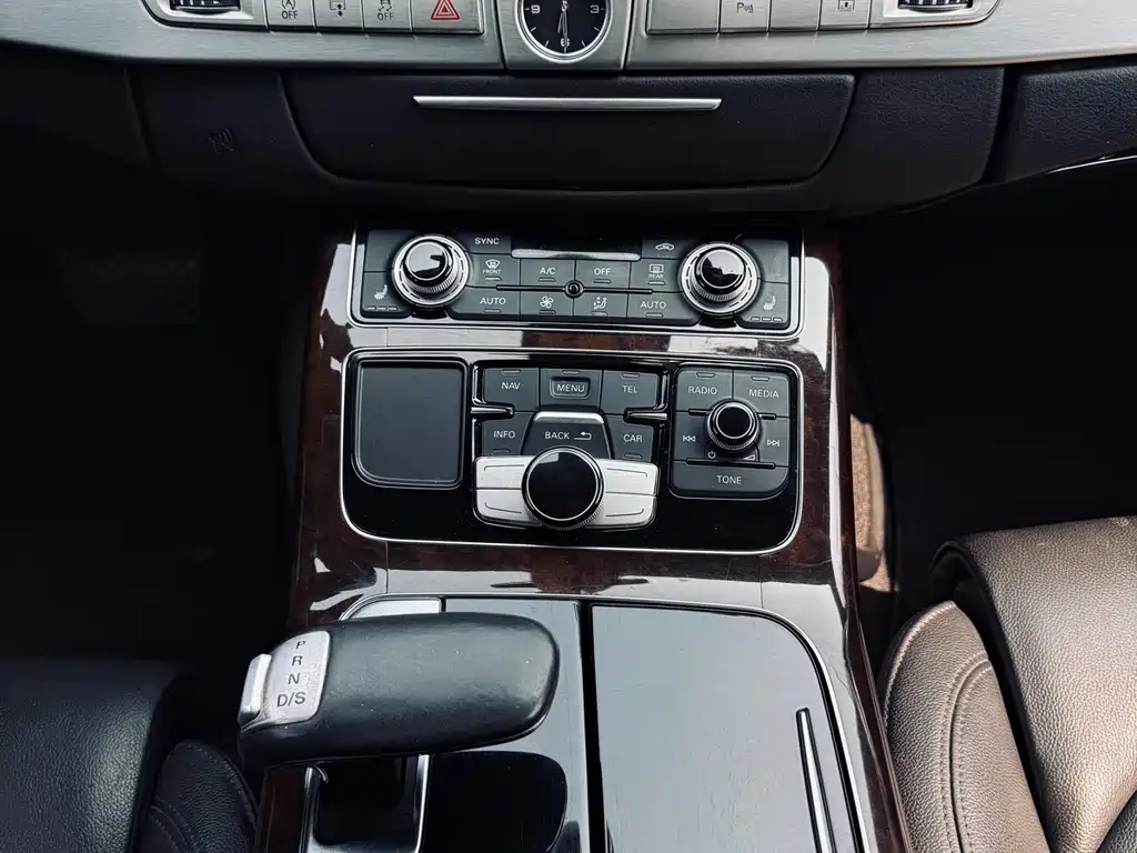 Audi A8 2015 — фото 29