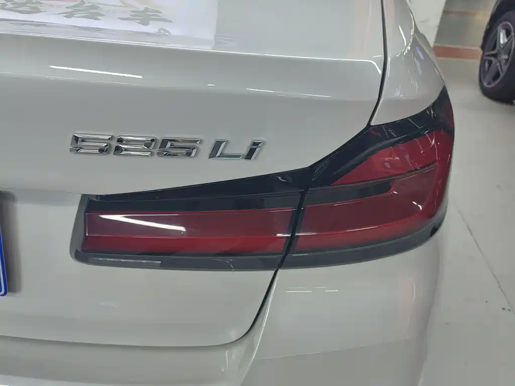BMW 5 Series 2022 — фото 9
