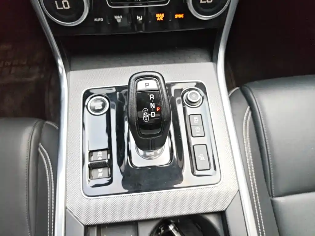 Jaguar XEL 2020 — фото 10