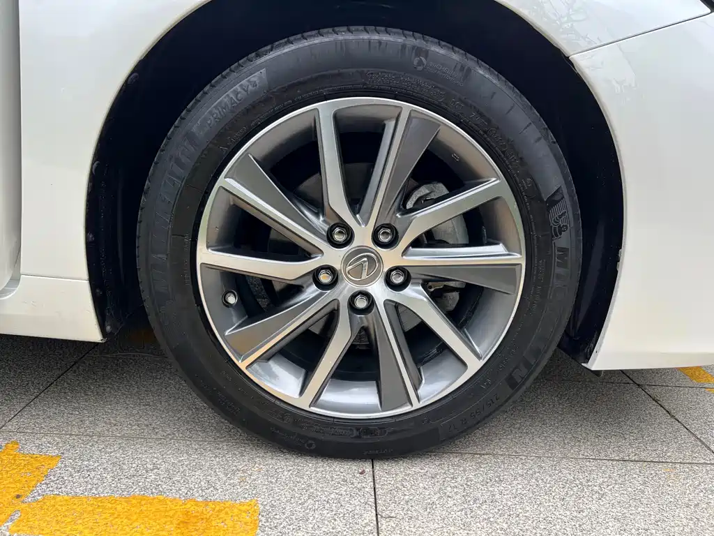 Lexus ES 2018 — фото 16