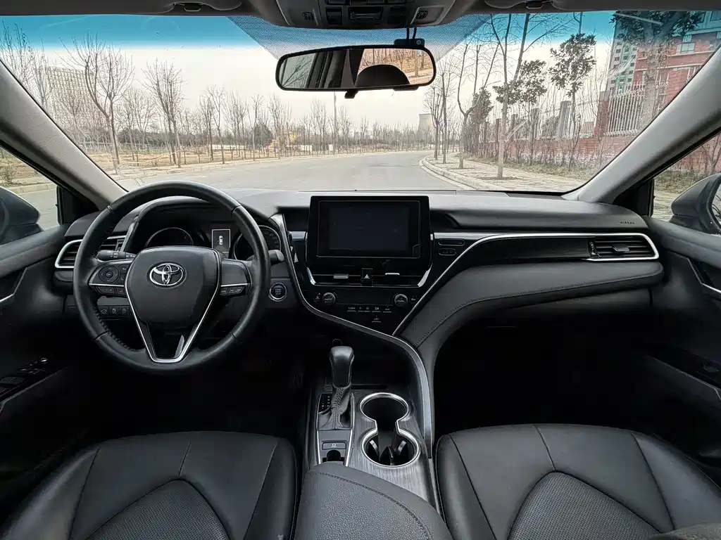 Toyota Camry 2022 — фото 8