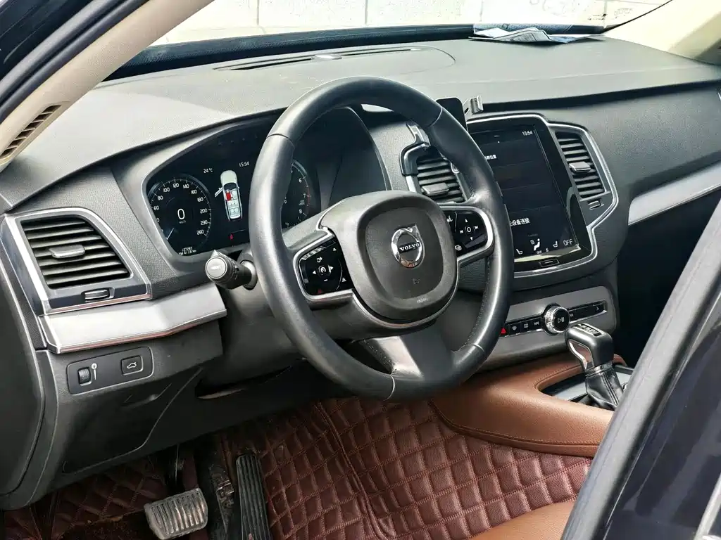 Volvo XC90 2018 — фото 12