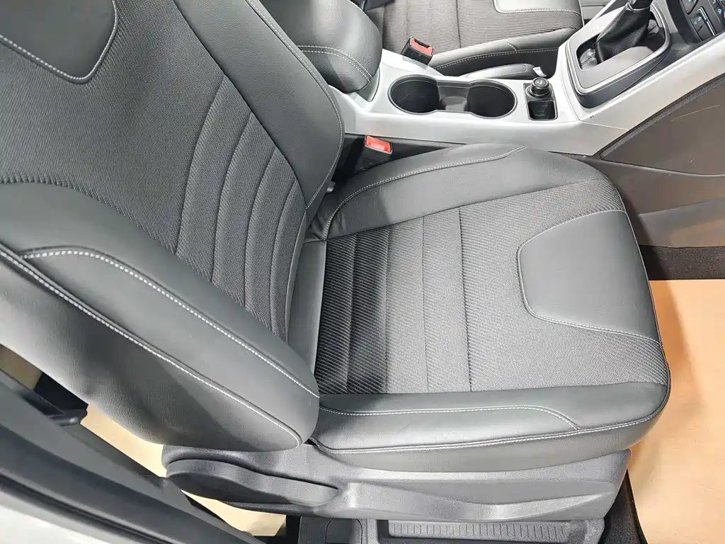 Ford Kuga 2016 — фото 11