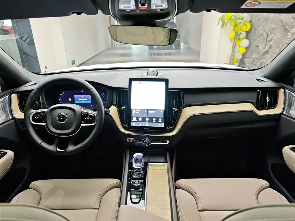Volvo XC60 2025 — фото 13