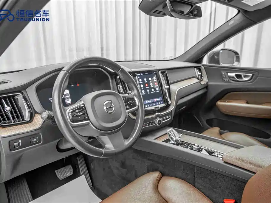 Volvo XC60 2022 — фото 12