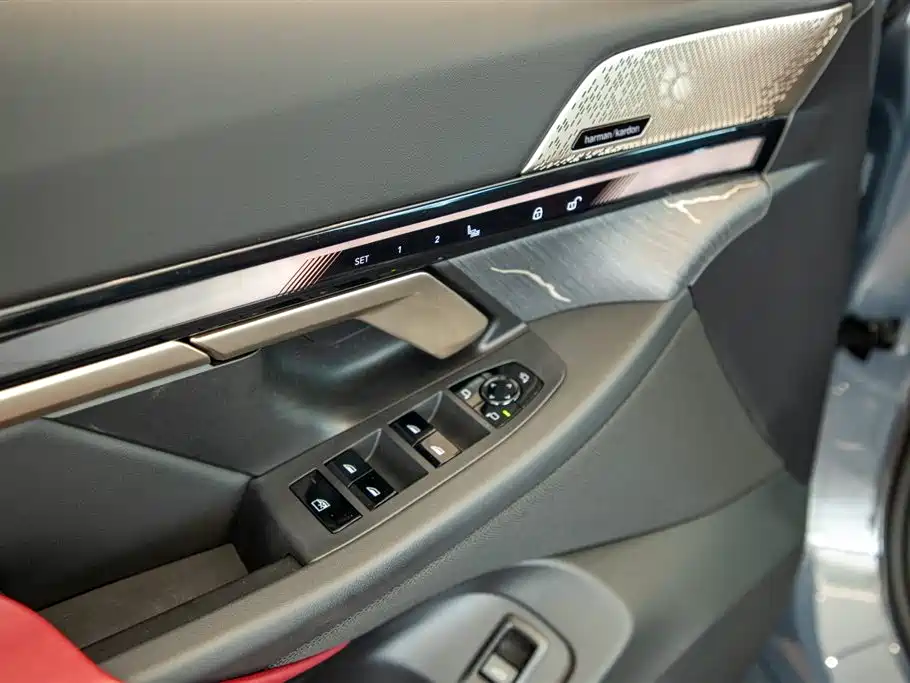BMW 5 Series 2025 — фото 12