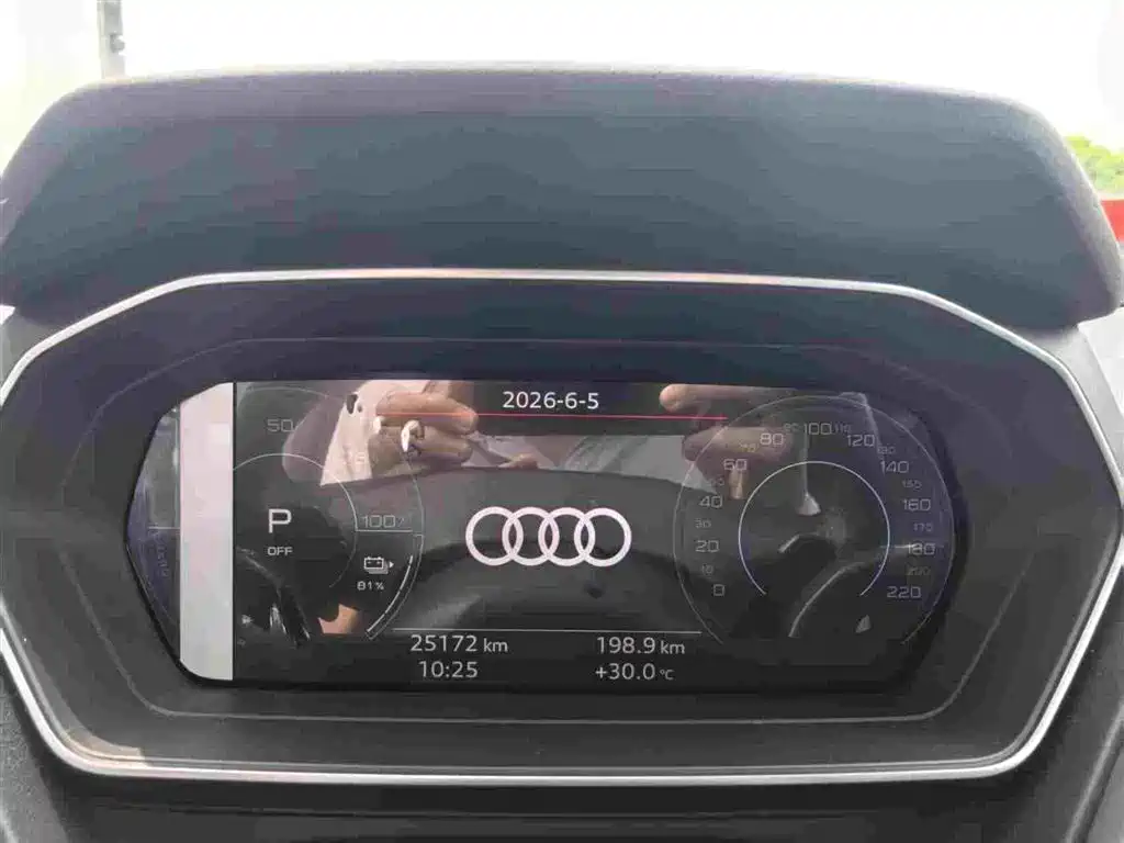 Audi Q4 e-tron 2025 — фото 9