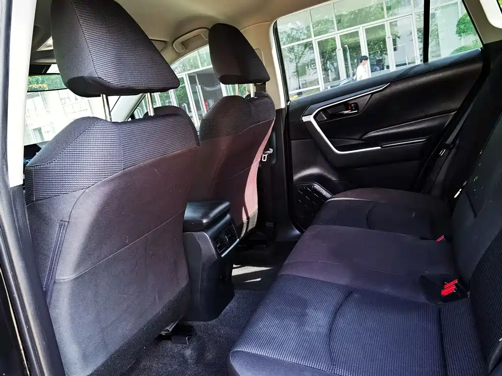 Toyota RAV4 2023 — фото 11