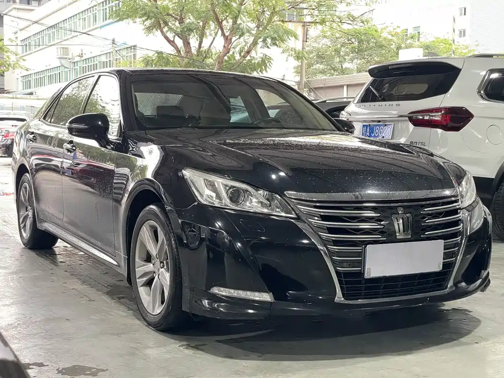 Toyota Crown 2017 — фото 1