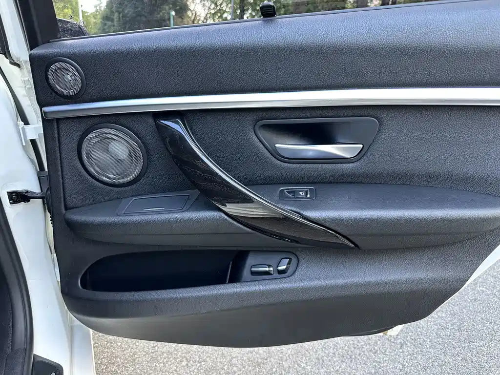 BMW 3 Series 2017 — фото 16