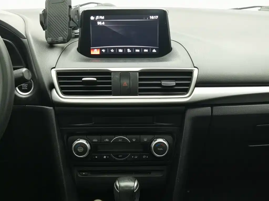 Mazda 3 Axela 2018 — фото 12