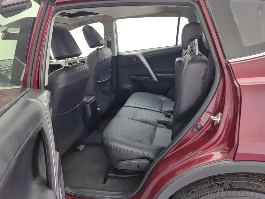 Toyota RAV4 2018 — фото 15