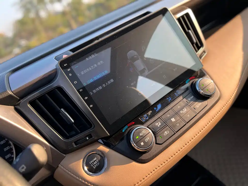 Toyota RAV4 2017 — фото 12