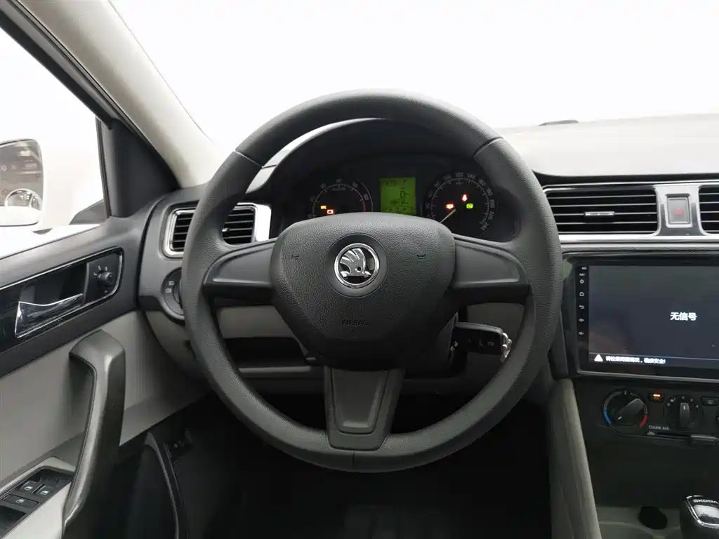 Skoda Rapid 2018 — фото 11