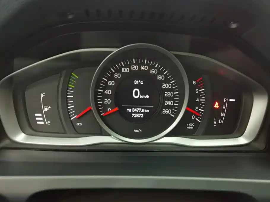 Volvo V60 2015 — фото 14