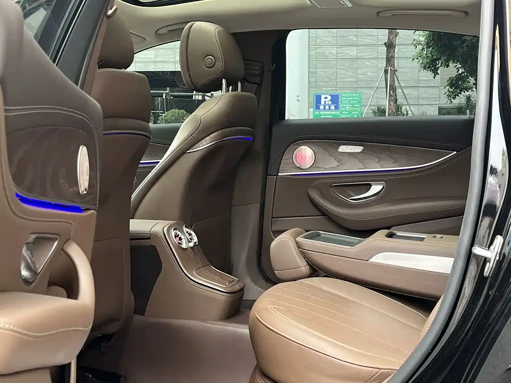 Mercedes-Benz E-Class 2023 — фото 10