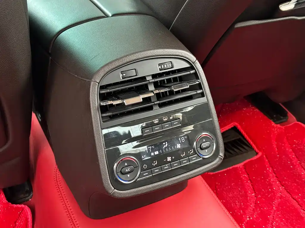 Maserati Quattroporte 2016 — фото 17