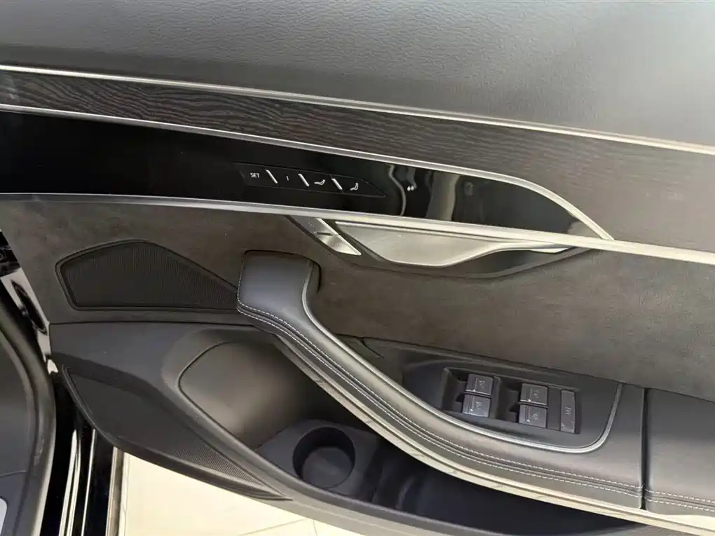 Audi A8 2022 — фото 12