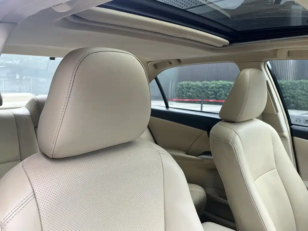 Toyota Camry 2015 — фото 23