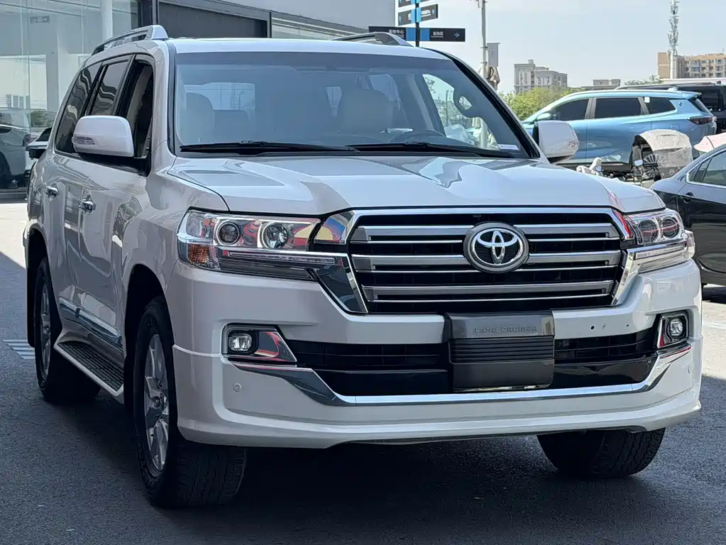 Toyota Land Cruiser 2018 — фото 1