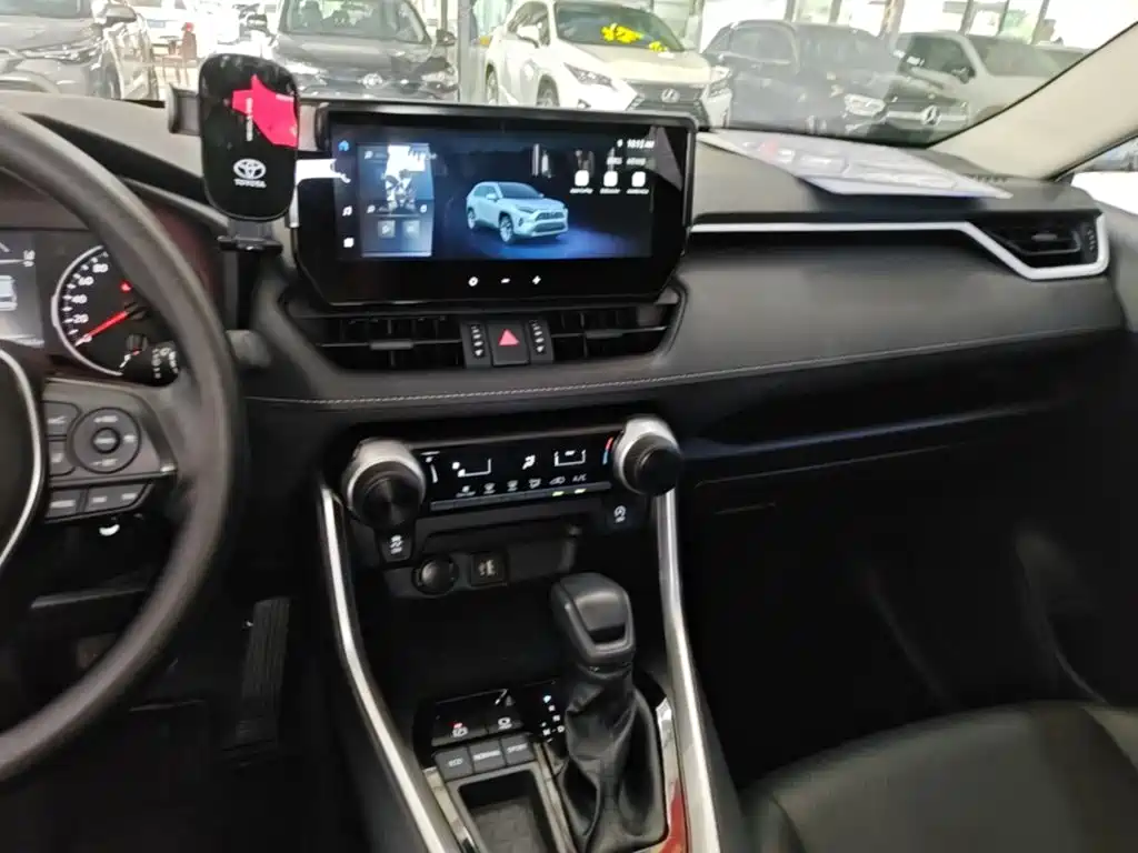 Toyota RAV4 2025 — фото 10
