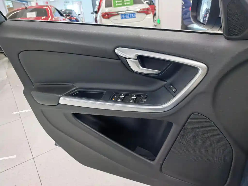 Volvo S60 2018 — фото 11