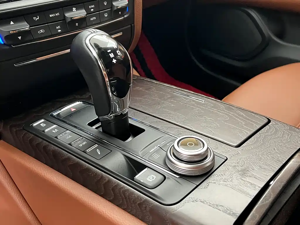 Maserati Quattroporte 2017 — фото 24