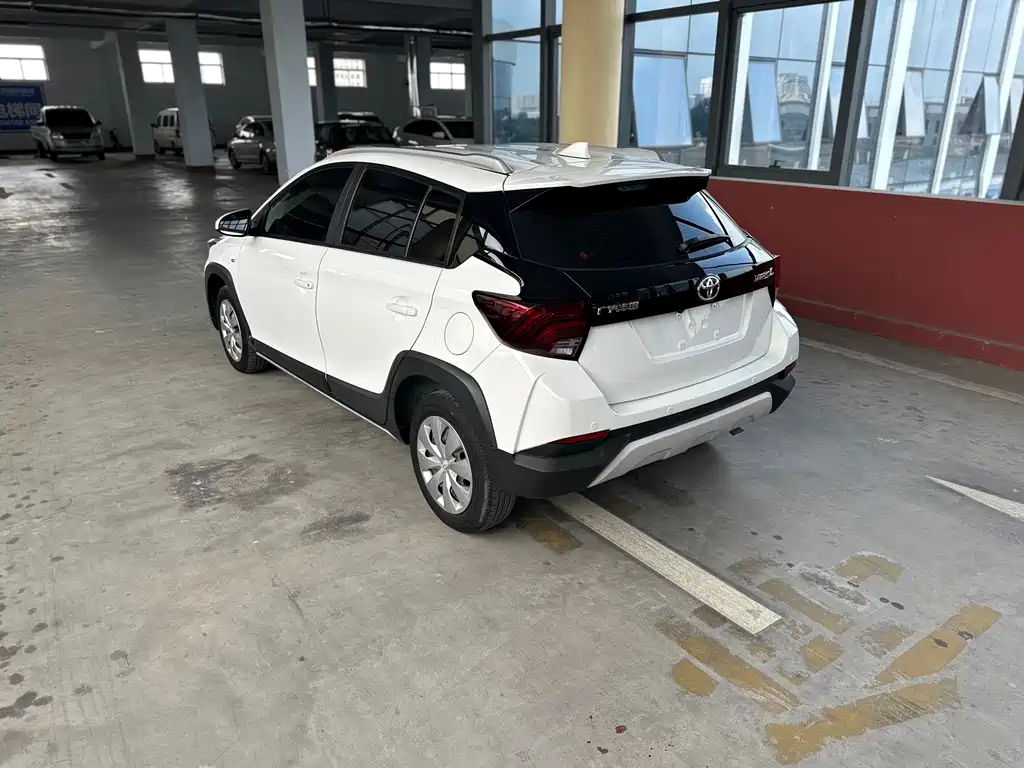 Toyota Yaris L 2022 — фото 16